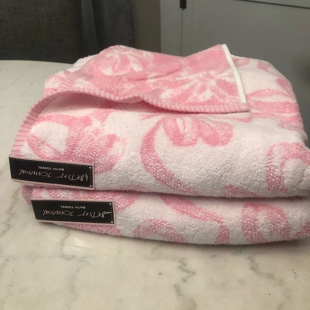 🎀 Betsey Johnson Pink and White Pink Coquette Bow Bath Towels - Set of 2